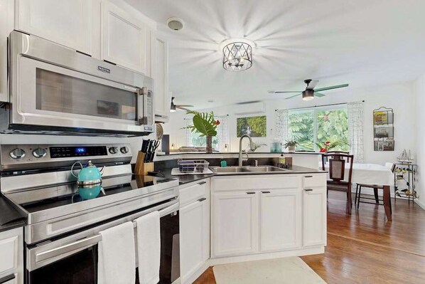 Coffee/tea maker, fridge, microwave, oven - Dog-Friendly Pahoa Home Near the Ocean with Lanai, W/D & WiFi (Pahoa)