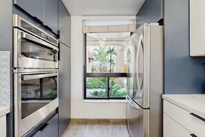 Wasserkocher mit Kaffee-/Teezubehör, Kühlschrank, Mikrowelle, Ofen