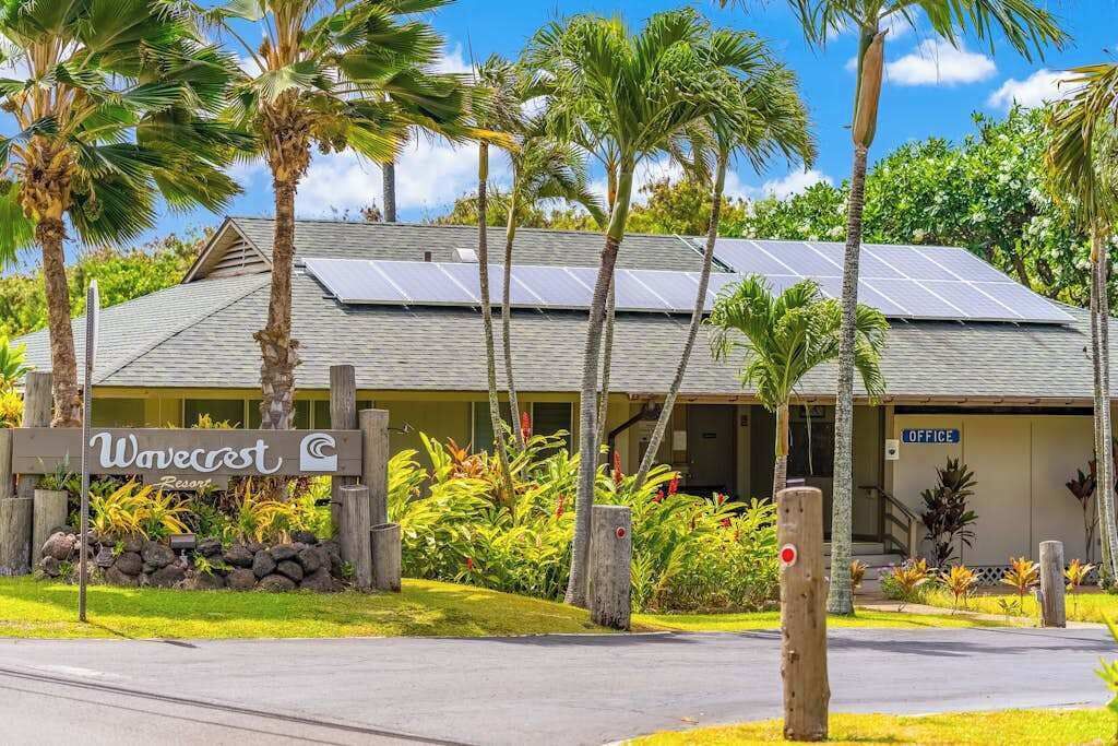 Ein Resort mit einem Schild, Solaranlagen und einem Gebäude mit Büroschild.