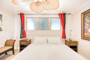 Escritorio, tabla de planchar con plancha, wifi y ropa de cama 