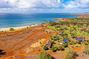 On the beach - Oceanfront Molokai Escape Near Beach with Lanai, Pool & W/D (Maunaloa)
