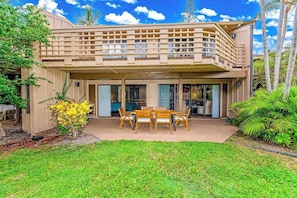 Outdoor dining - Cozy Molokai Getaway with Pool, Hot Tub & Private Washer/Dryer (Maunaloa)