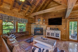 Living area - Bears on Beach Front (Sevierville)