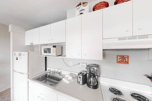 Wasserkocher mit Kaffee-/Teezubehör, Kühlschrank, Mikrowelle, Ofen