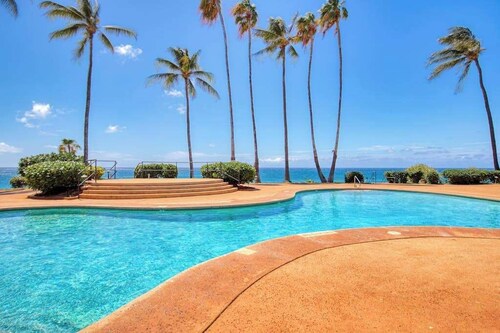Oceanfront Molokai Cottage with Ocean View, WiFi & Pool
