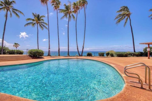 NEW Fall Special Oceanfront Molokai Cottage Steps from Kepuhi Beach