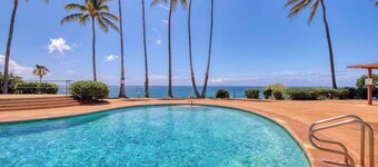 NEW Fall Special Oceanfront Molokai Cottage Steps from Kepuhi Beach
