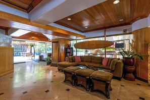 Lobby - Waikiki Condo with Pool, Balcony & Grills - Walk to the Beach (Honolulu)