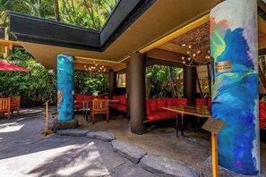 Outdoor dining - Waikiki Condo with Pool, Balcony & Grills - Walk to the Beach (Honolulu)