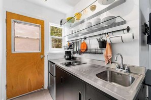 Wasserkocher mit Kaffee-/Teezubehör, Kühlschrank, Herdplatte, Toaster