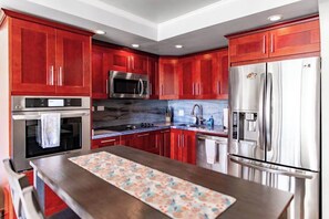 Coffee/tea maker, fridge, microwave, oven - Luxe Honolulu Condo with City Views, Pool & Sauna (Honolulu)