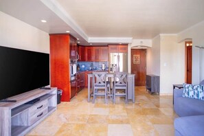 TV, offices - Luxe Honolulu Condo with City Views, Pool & Sauna (Honolulu)