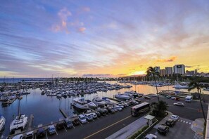Marina - City-View Studio, Walk to Waikiki Beaches (Honolulu)