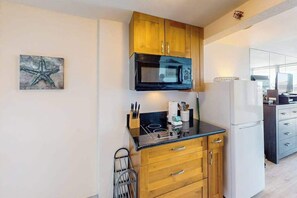 Fridge, microwave, stovetop, coffee/tea maker - Diamond Head Views from Your Waikiki Studio (Honolulu)