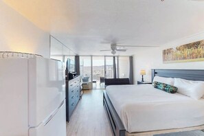 Iron/ironing board, Internet, bed sheets - Diamond Head Views from Your Waikiki Studio (Honolulu)