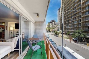 Property grounds - Delightful Beach-Close Condo with Pool & Lanai (Honolulu)