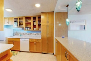 Wasserkocher mit Kaffee-/Teezubehör, Kühlschrank, Mikrowelle, Ofen