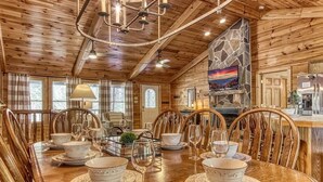 單棟房屋, 多張床 (Cades Cove Escape) | 用餐區