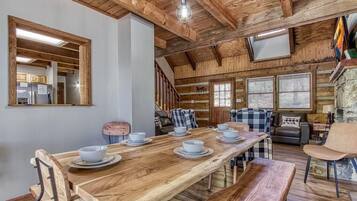 House, Multiple Beds (Can't Bear to Leave 2) | Dining