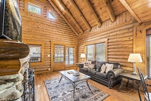 House, Multiple Beds (Cozy Bear Cove) | Living area - Cozy Bear Cove (Pigeon Forge)