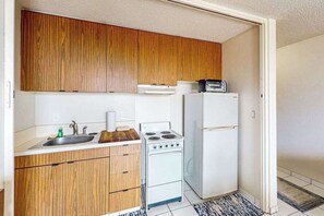 Wasserkocher mit Kaffee-/Teezubehör, Kühlschrank, Mikrowelle, Ofen