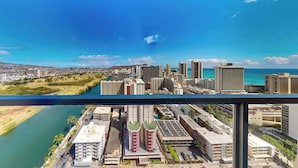 Un paysage urbain avec de hauts immeubles, une rivière et une plage.