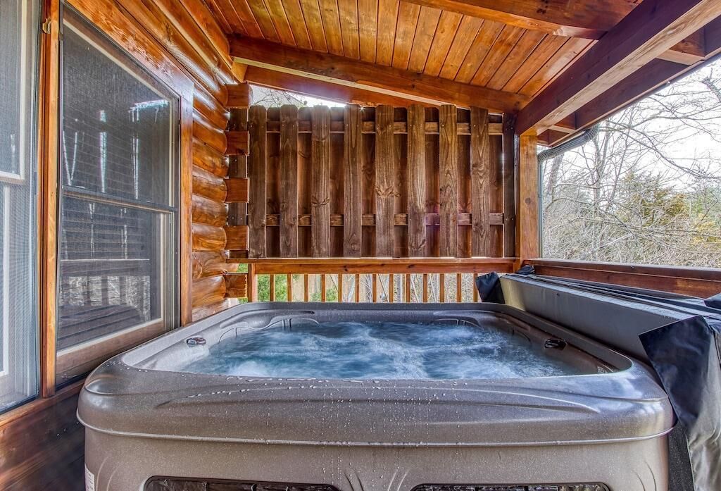 Casa, varias camas (Cubs Cozy Den) | Bañera de hidromasaje al aire libre