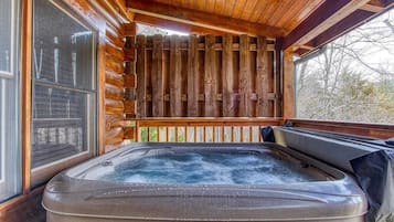 Casa, varias camas (Cubs Cozy Den) | Bañera de hidromasaje al aire libre