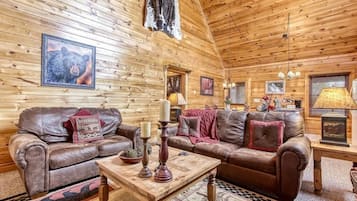 House, Multiple Beds (Cubs Cozy Den) | Living area