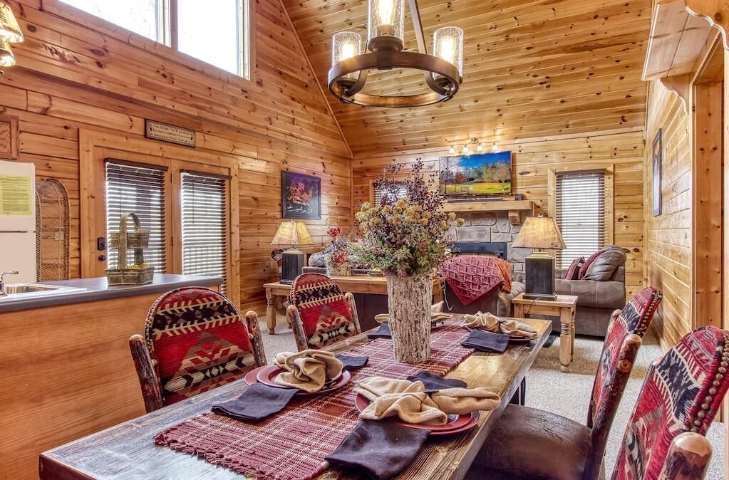 House, Multiple Beds (Cubs Cozy Den) | Dining