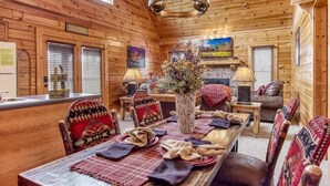 Dining - Cubs Cozy Den (Sevierville)