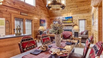 House, Multiple Beds (Cubs Cozy Den) | Dining