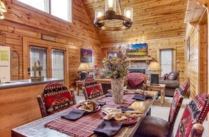 House, Multiple Beds (Cubs Cozy Den) | Dining - Cubs Cozy Den (Sevierville)