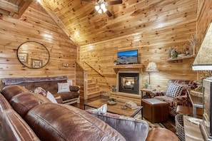 House, Multiple Beds (Eagle's Hangout) | Living area - Eagle's Hangout (Sevierville)