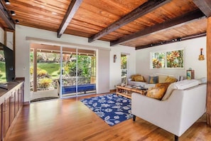 TV - Hawaii Kai Studio with Ocean Views, Large Lanai, Koi Pond & W/D (Honolulu)