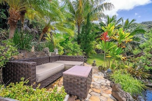Property grounds - Hawaii Kai Studio with Ocean Views, Large Lanai, Koi Pond & W/D (Honolulu)