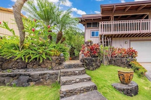 Property grounds - Hawaii Kai Studio with Ocean Views, Large Lanai, Koi Pond & W/D (Honolulu)