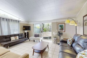 TV, offices - Honolulu Home | City & Mountain Views (Honolulu)