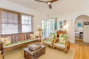 Iron/ironing board, WiFi, bed sheets - Charming Honolulu Cottage Near Beach, Zoo & Park (Honolulu)
