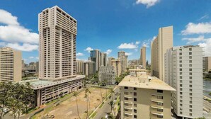 Uma área urbana com edifícios altos, um estacionamento e um rio.