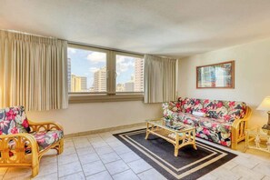 TV, offices - Easy Waikiki Condo with Pool, Hot Tub & Lanai (Honolulu)
