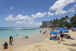 Beach - Easy Waikiki Condo with Pool, Hot Tub & Lanai (Honolulu)