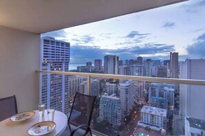 Outdoor dining - Ocean Views & Hardwood Floors Steps from Waikiki (Honolulu)