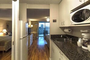 Iron/ironing board, WiFi, bed sheets - Ocean Views & Hardwood Floors Steps from Waikiki (Honolulu)