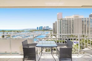 Outdoor dining - Tropical Waikiki Studio with Water Views & Shared Pools (Honolulu)