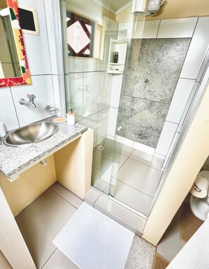 Dusche, Handtücher, Toilettenpapier