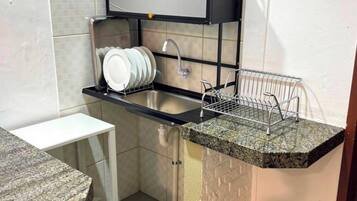 Chuveiro, toalhas de banho, papel higiênico