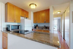 Coffee/tea maker, fridge, microwave, stovetop - Waikiki Mountain Views with Pool, Hot Tub & Sauna (Honolulu)