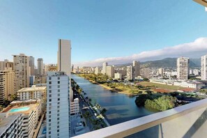 Property grounds - Waikiki Mountain Views with Pool, Hot Tub & Sauna (Honolulu)