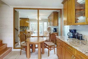 Coffee/tea maker, fridge, microwave, oven - Waterfront Hawaii Kai Gem with Crater Views & Pool by the Beach (Honolulu)